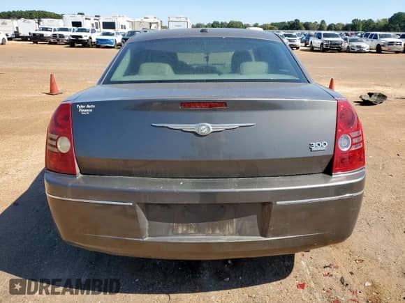2010 Chrysler 300 Touring с VIN 2C3CA5CV2AH209594, выставлен на аукционе Copart как лот 82426625 с пробегом 195 156 миль миль и Списание • Salvage title. История ставок и продаж доступна на DreamBid. Изображение 6.