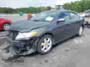 2008 Toyota Camry LE z VIN 4T1BE46K58U262526, wystawiony jako IAAI lot #42964274 z przebiegiem 210 343 mil mil oraz . Historia ofert i sprzedaży dostępna na DreamBid. Obrazek 2.