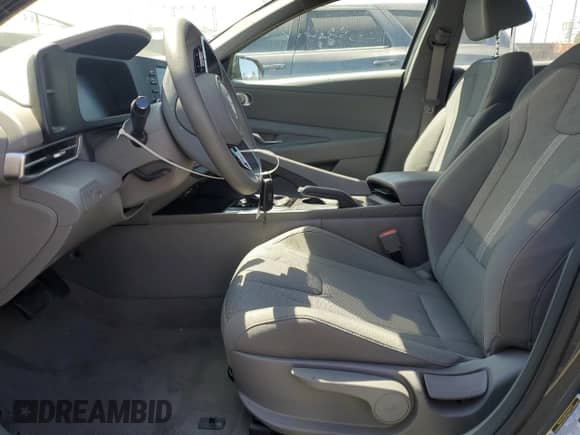 2024 Hyundai Elantra SE с VIN KMHLL4DG4RU841212, выставлен на аукционе Copart как лот 71307055 с пробегом 27 934 миль миль и Списание • Salvage title. История ставок и продаж доступна на DreamBid. Изображение 7.