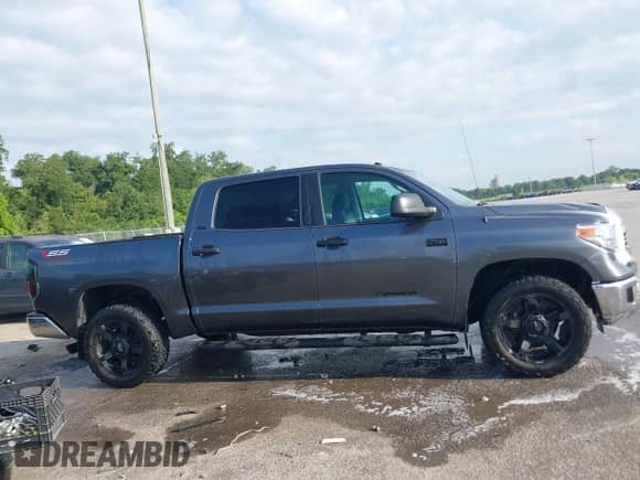 2017 Toyota Tundra SR5 z VIN 5TFEW5F16HX212907, wystawiony jako IAAI lot #42877832 z przebiegiem 123 528 mil mil oraz . Historia ofert i sprzedaży dostępna na DreamBid. Obrazek 13.