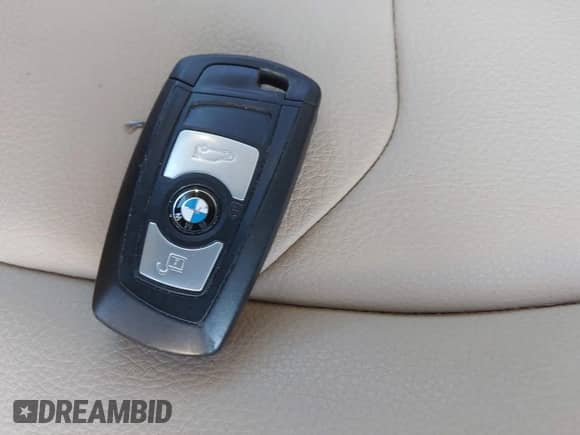 2015 BMW 3 Series 320i z VIN WBA3B1C55FK139135, wystawiony jako IAAI lot #43392405 z przebiegiem 48 082 mil mil oraz . Historia ofert i sprzedaży dostępna na DreamBid. Obrazek 11.