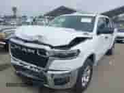 2025 Ram 1500 Big Horn z VIN 1C6RREFG1SN504598, wystawiony jako IAAI lot #42380514 z przebiegiem 7 657 mil mil oraz . Historia ofert i sprzedaży dostępna na DreamBid. Obrazek 17.