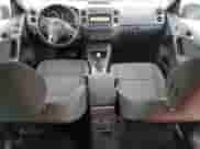 2013 Volkswagen Tiguan SE z VIN WVGAV3AX4DW581925, wystawiony jako Copart lot #55970105 z przebiegiem 115 504 mil mil oraz Czysty tytuł • Clean title. Historia ofert i sprzedaży dostępna na DreamBid. Obrazek 8.