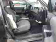 2023 Toyota Tacoma SR5 z VIN 3TMAZ5CN0PM200298, wystawiony jako IAAI lot #42880608 z przebiegiem 73 069 mil mil oraz . Historia ofert i sprzedaży dostępna na DreamBid. Obrazek 5.