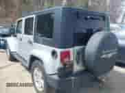 2007 Jeep Wrangler Unlimited Sahara z VIN 1J4GA59167L195254, wystawiony jako IAAI lot #41945934 z przebiegiem 252 496 mil mil oraz . Historia ofert i sprzedaży dostępna na DreamBid. Obrazek 3.