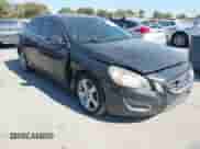 2013 Volvo S60 T5 Premier z VIN YV1612FS6D2185459, wystawiony jako IAAI lot #43426754 z przebiegiem 167 059 mil mil oraz . Historia ofert i sprzedaży dostępna na DreamBid. Obrazek 1.