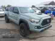 2023 Toyota Tacoma SR z VIN 3TMCZ5AN7PM543217, wystawiony jako IAAI lot #43400966 z przebiegiem 59 385 mil mil oraz . Historia ofert i sprzedaży dostępna na DreamBid. Obrazek 1.