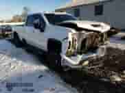 2020 Chevrolet Silverado 3500HD LTZ z VIN 1GC4YUEYXLF162638, wystawiony jako Copart lot #43753235 z przebiegiem 123 879 mil mil oraz Szkoda całkowita • Salvage title. Historia ofert i sprzedaży dostępna na DreamBid. Obrazek 14.