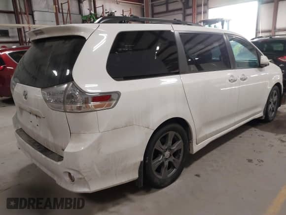 2017 Toyota Sienna SE with VIN 5TDXZ3DCXHS875329, listed as a IAAI auction lot 41650353 with Not provided miles and . Bid and sale history available at DreamBid. Image 4.