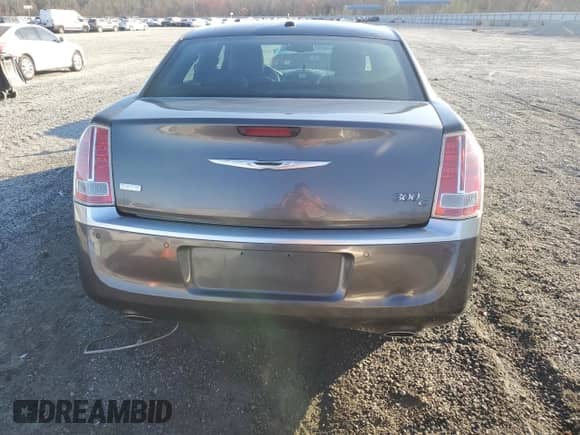 2014 Chrysler 300 C John Varvatos Luxury Edition с VIN 2C3CCADG3EH125888, выставлен на аукционе Copart как лот 50191785 с пробегом 138 343 миль миль и Списание • Salvage title. История ставок и продаж доступна на DreamBid. Изображение 6.