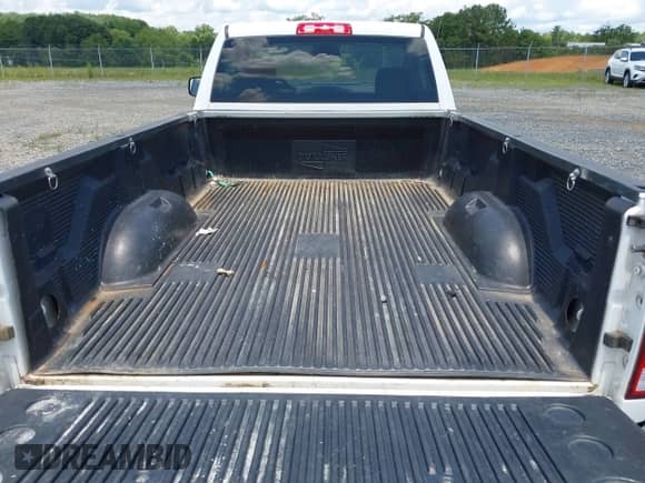 2019 Ram 1500 Tradesman z VIN 3C6JR6DT4KG561518, wystawiony jako IAAI lot #42726625 z przebiegiem 161 859 mil mil oraz . Historia ofert i sprzedaży dostępna na DreamBid. Obrazek 8.