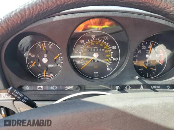 1984 Mercedes-Benz 380 SL z VIN WDBBA45A0EA010252, wystawiony jako Copart lot #85311625 z przebiegiem 75 448 mil mil oraz Szkoda całkowita • Salvage title. Historia ofert i sprzedaży dostępna na DreamBid. Obrazek 9.