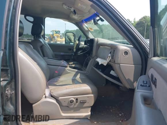 2003 Chevrolet Silverado 2500HD LS с VIN 1GCHK23113F114152, выставлен на аукционе IAAI как лот 42393591 с пробегом Не указан миль и . История ставок и продаж доступна на DreamBid. Изображение 5.