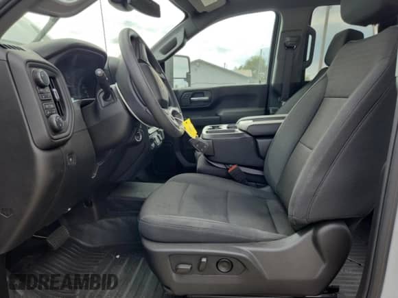 2024 Chevrolet Silverado 2500HD Work Truck z VIN 1GC5YLE72RF431634, wystawiony jako Copart lot #70542235 z przebiegiem Nie podano mil oraz Szkoda całkowita • Salvage title. Historia ofert i sprzedaży dostępna na DreamBid. Obrazek 7.