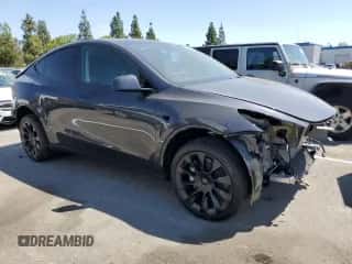 2024 Tesla Model Y Long Range with VIN 7SAYGAEE3RF074975, listed as a Copart auction lot 66723994 with 2,571 mi miles and Salvage title. Bid and sale history available at DreamBid. Image 4.