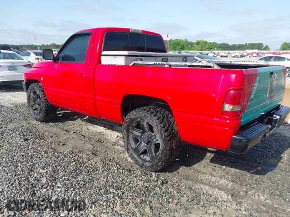 1994 Dodge 1500 z VIN 3B7HC16Y5RM562516, wystawiony jako IAAI lot #42290588 z przebiegiem 210 155 mil mil oraz . Historia ofert i sprzedaży dostępna na DreamBid. Obrazek 3.