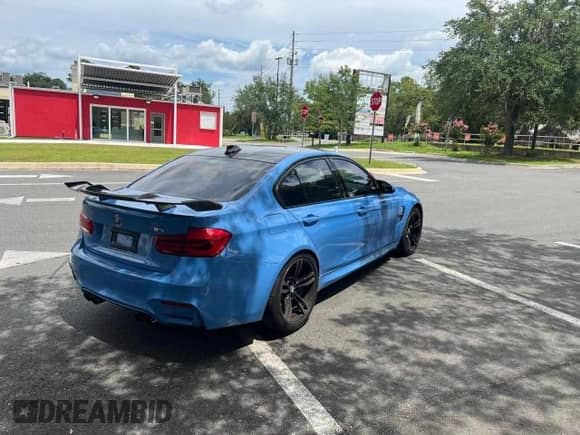 2017 BMW M3 z VIN WBS8M9C30H5G85547, wystawiony jako Copart lot #65657175 z przebiegiem 50 160 mil mil oraz Czysty tytuł • Clean title. Historia ofert i sprzedaży dostępna na DreamBid. Obrazek 13.