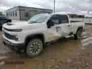 2025 Chevrolet Silverado 2500HD Custom z VIN 1GC4KME79SF235389, wystawiony jako Copart lot #57591905 z przebiegiem 6 930 mil mil oraz Szkoda całkowita • Salvage title. Historia ofert i sprzedaży dostępna na DreamBid. Obrazek 1.