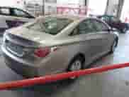 2011 Hyundai Sonata Hybrid z VIN KMHEC4A43BA007006, wystawiony jako IAAI lot #42820962 z przebiegiem 169 328 mil mil oraz . Historia ofert i sprzedaży dostępna na DreamBid. Obrazek 4.