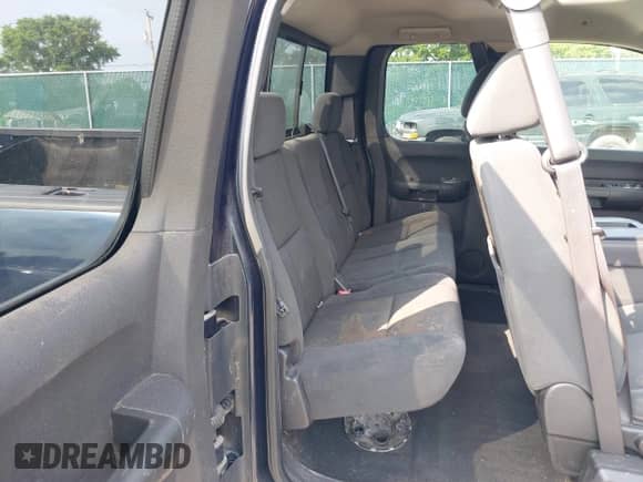 2007 Chevrolet Silverado 1500 1LT z VIN 2GCEK190071594645, wystawiony jako IAAI lot #42397117 z przebiegiem 241 216 mil mil oraz . Historia ofert i sprzedaży dostępna na DreamBid. Obrazek 8.
