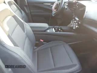 2024 Chevrolet Blazer EV eAWD LT z VIN 3GNKDBRJ9RS183836, wystawiony jako IAAI lot #40781810 z przebiegiem 9 675 mil mil oraz . Historia ofert i sprzedaży dostępna na DreamBid. Obrazek 5.