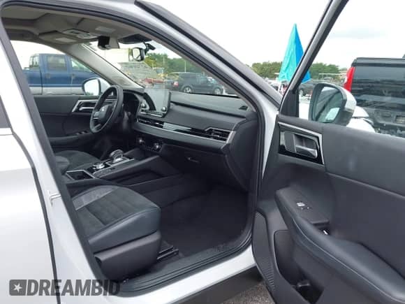 2023 Mitsubishi Outlander SE z VIN JA4J3UA88PZ060230, wystawiony jako IAAI lot #42748367 z przebiegiem 36 704 mil mil oraz . Historia ofert i sprzedaży dostępna na DreamBid. Obrazek 5.