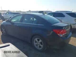 2014 Chevrolet Cruze 1LT z VIN 1G1PC5SB3E7481323, wystawiony jako IAAI lot #43228447 z przebiegiem 106 554 mil mil oraz . Historia ofert i sprzedaży dostępna na DreamBid. Obrazek 3.