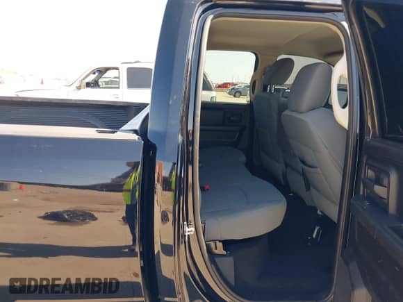 2013 Ram 1500 Express z VIN 1C6RR6FT0DS639403, wystawiony jako IAAI lot #43194312 z przebiegiem 127 825 mil mil oraz . Historia ofert i sprzedaży dostępna na DreamBid. Obrazek 8.