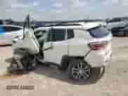 2019 Jeep Compass Altitude z VIN 3C4NJCBB6KT743058, wystawiony jako Copart lot #65037395 z przebiegiem Nie podano mil oraz Szkoda całkowita • Salvage title. Historia ofert i sprzedaży dostępna na DreamBid. Obrazek 2.