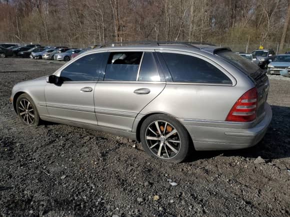 2004 Mercedes-Benz C 240 with VIN WDBRH61J14F528853, listed as a Copart auction lot 49995875 with 169,668 mi miles and Salvage title. Bid and sale history available at DreamBid. Image 2.