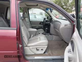 2005 Chevrolet TrailBlazer LS z VIN 1GNDT13S552290590, wystawiony jako IAAI lot #42982312 z przebiegiem 145 402 mil mil oraz . Historia ofert i sprzedaży dostępna na DreamBid. Obrazek 5.