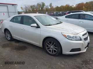 2013 Chevrolet Malibu Eco z VIN 1G11D5RR7DF115648, wystawiony jako IAAI lot #43473389 z przebiegiem 99 581 mil mil oraz . Historia ofert i sprzedaży dostępna na DreamBid. Obrazek 1.