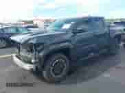 2024 Toyota Tacoma SR5 z VIN 3TYKB5FN6RT007410, wystawiony jako IAAI lot #43205199 z przebiegiem 26 768 mil mil oraz . Historia ofert i sprzedaży dostępna na DreamBid. Obrazek 18.