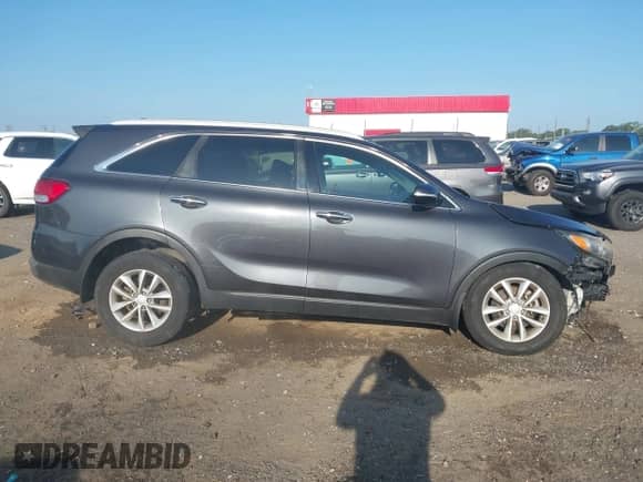 2017 Kia Sorento LX z VIN 5XYPG4A33HG218496, wystawiony jako IAAI lot #42940705 z przebiegiem 167 588 mil mil oraz . Historia ofert i sprzedaży dostępna na DreamBid. Obrazek 14.