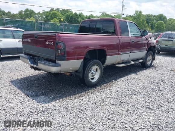 2000 Dodge 1500 with VIN 1B7HF13Z3YJ140812, listed as a IAAI auction lot 42469628 with 174,428 mi miles and . Bid and sale history available at DreamBid. Image 4.