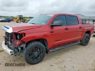 2018 Toyota Tundra SR5 с VIN 5TFEY5F12JX230739, выставлен на аукционе Copart как лот 63687505 с пробегом 43 348 миль миль и Списание • Salvage title. История ставок и продаж доступна на DreamBid. Изображение 1.