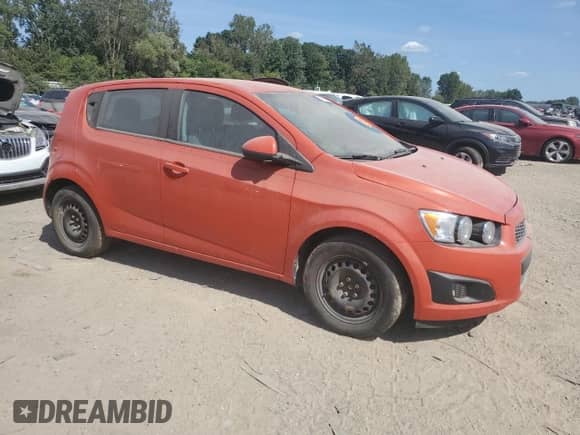 2013 Chevrolet Sonic LS z VIN 1G1JB6SH4D4159423, wystawiony jako Copart lot #69976134 z przebiegiem 114 259 mil mil oraz Czysty tytuł • Clean title. Historia ofert i sprzedaży dostępna na DreamBid. Obrazek 4.