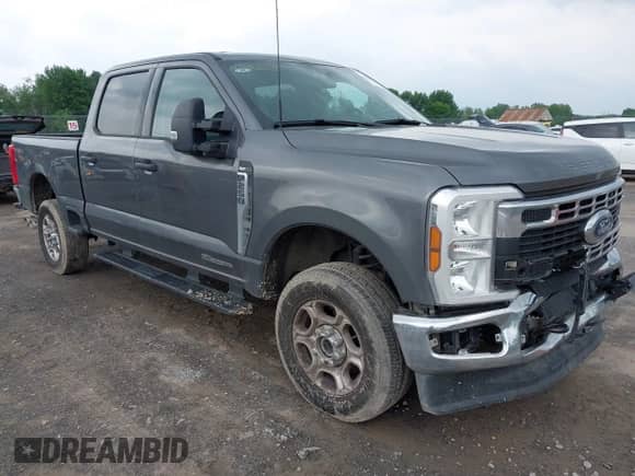 2025 Ford F-250 XL z VIN 1FT7W2BT6SEC33936, wystawiony jako IAAI lot #42483323 z przebiegiem 14 277 mil mil oraz . Historia ofert i sprzedaży dostępna na DreamBid. Obrazek 1.