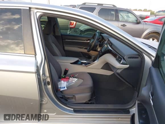 2020 Toyota Camry LE z VIN 4T1C11AK2LU354305, wystawiony jako IAAI lot #43511081 z przebiegiem 125 215 mil mil oraz . Historia ofert i sprzedaży dostępna na DreamBid. Obrazek 5.