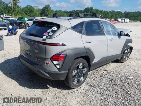 2025 Hyundai Kona SEL Convenience z VIN KM8HC3AB2SU222266, wystawiony jako IAAI lot #42487488 z przebiegiem 8 517 mil mil oraz . Historia ofert i sprzedaży dostępna na DreamBid. Obrazek 4.