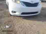 2012 Toyota Sienna XLE z VIN 5TDDK3DC2CS043340, wystawiony jako IAAI lot #43520428 z przebiegiem 245 905 mil mil oraz . Historia ofert i sprzedaży dostępna na DreamBid. Obrazek 6.