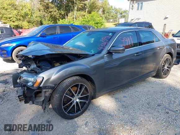 2012 Chrysler 300 S z VIN 2C3CCAJT7CH262105, wystawiony jako IAAI lot #43169911 z przebiegiem 132 929 mil mil oraz . Historia ofert i sprzedaży dostępna na DreamBid. Obrazek 17.