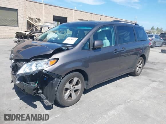2013 Toyota Sienna LE AAS с VIN 5TDKK3DC0DS399195, выставлен на аукционе IAAI как лот 42378547 с пробегом 84 900 миль миль и . История ставок и продаж доступна на DreamBid. Изображение 2.