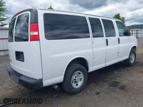 2014 Chevrolet Express Passenger LS with VIN 1GAWGPFG0E1172736, listed as a IAAI auction lot 42607900 with 71,199 mi miles and . Bid and sale history available at DreamBid. Image 4.