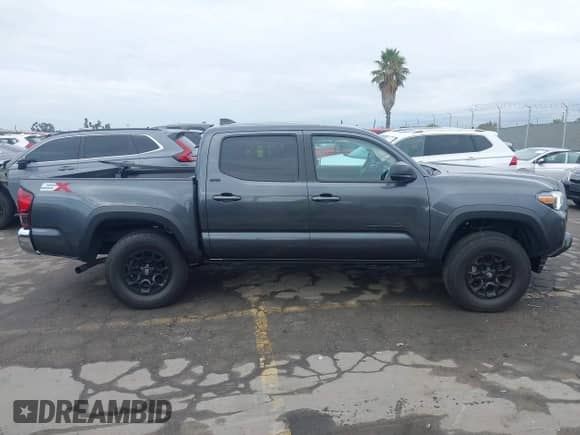 2023 Toyota Tacoma SR5 z VIN 3TMAZ5CN6PM208616, wystawiony jako IAAI lot #43239210 z przebiegiem 28 498 mil mil oraz . Historia ofert i sprzedaży dostępna na DreamBid. Obrazek 12.