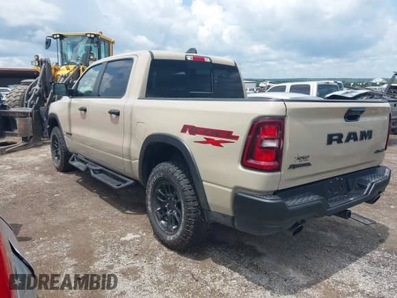 2025 Ram 1500 Rebel z VIN 1C6SRFLP5SN658193, wystawiony jako IAAI lot #42648676 z przebiegiem 11 099 mil mil oraz . Historia ofert i sprzedaży dostępna na DreamBid. Obrazek 3.