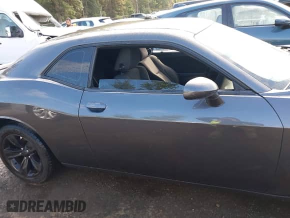 2019 Dodge Challenger SXT z VIN 2C3CDZAG0KH712674, wystawiony jako IAAI lot #43223586 z przebiegiem 96 843 mil mil oraz . Historia ofert i sprzedaży dostępna na DreamBid. Obrazek 14.