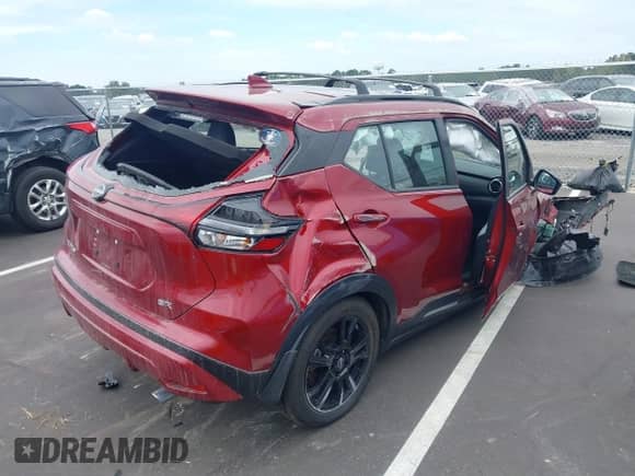 2024 Nissan Kicks SR z VIN 3N1CP5DV3RL523527, wystawiony jako IAAI lot #43208172 z przebiegiem 25 757 mil mil oraz . Historia ofert i sprzedaży dostępna na DreamBid. Obrazek 4.