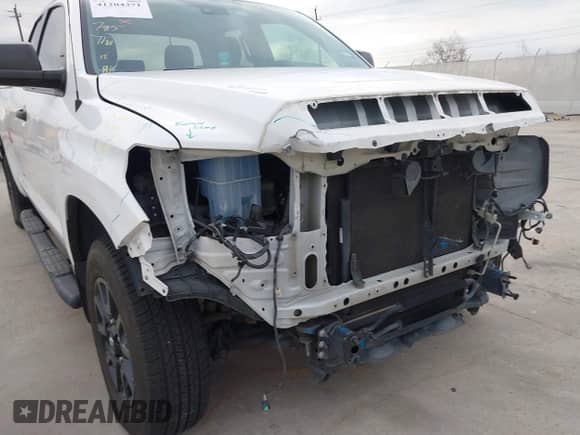 2019 Toyota Tundra SR z VIN 5TFRY5F19KX245581, wystawiony jako IAAI lot #41204371 z przebiegiem 82 784 mil mil oraz . Historia ofert i sprzedaży dostępna na DreamBid. Obrazek 6.