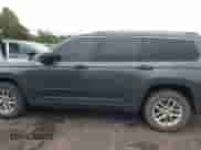 2023 Jeep Grand Cherokee Laredo z VIN 1C4RJJAG8P8714590, wystawiony jako IAAI lot #43094713 z przebiegiem 65 034 mil mil oraz . Historia ofert i sprzedaży dostępna na DreamBid. Obrazek 14.